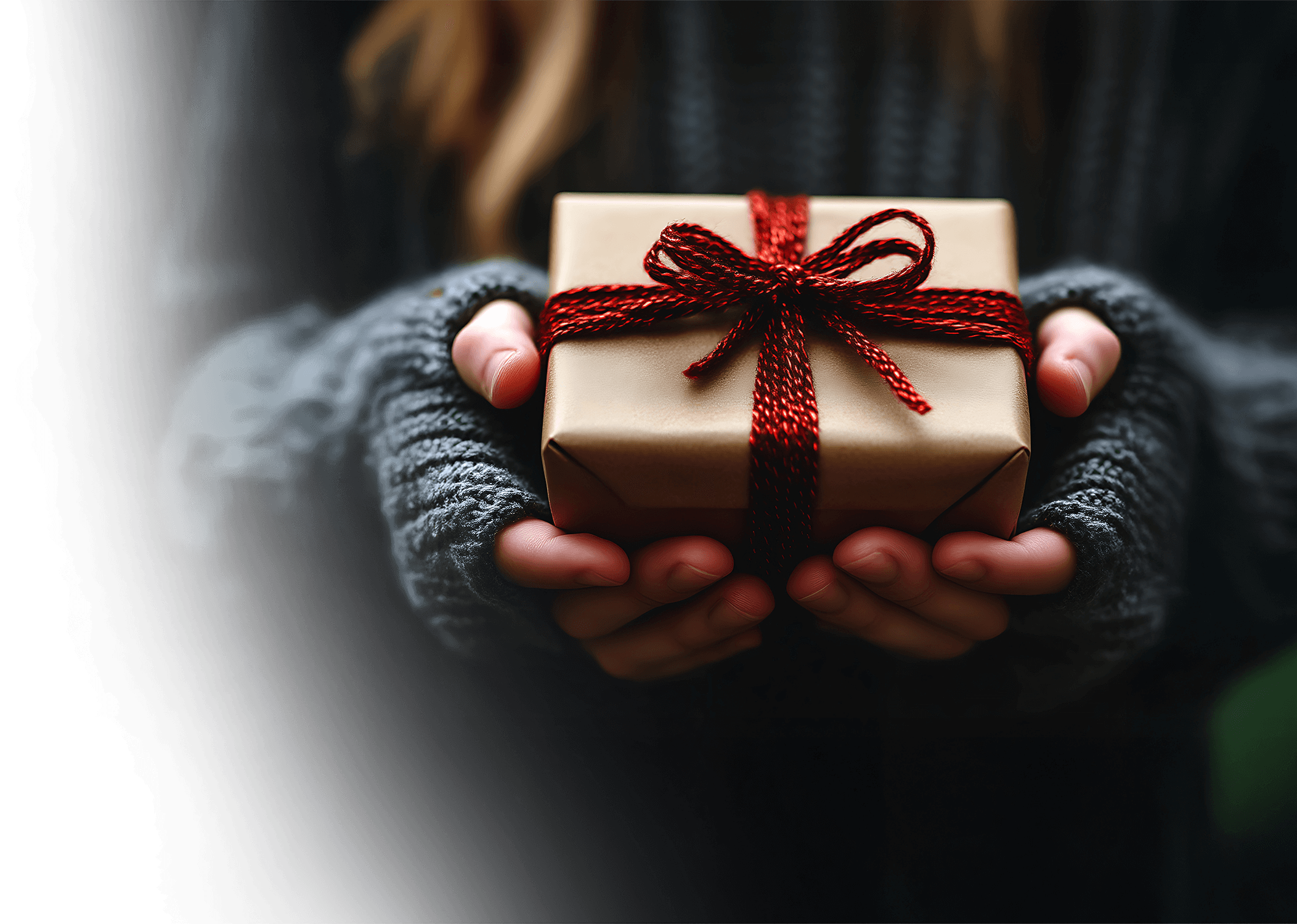 Hände tragen ein Geschenk